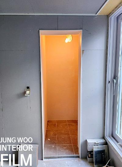 도어 손잡이 주변을 정리하는 수공구 모습