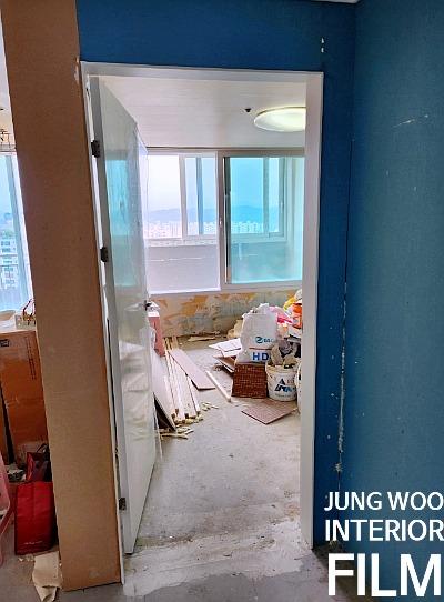파란색 벽면과 흙바닥 상태의 복도 공간