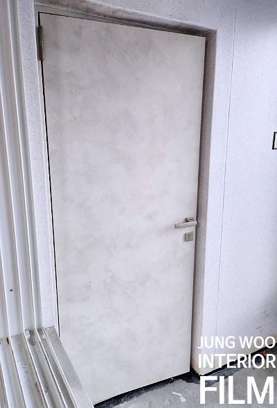 힌지가 보이는 여닫이 도어의 근접 모습
