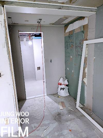 전선과 작업 도구가 놓인 마감 전의 복도