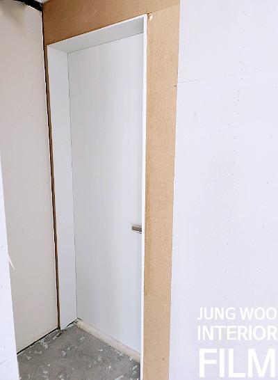 도어 문짝과 프레임의 표면 정리 단계