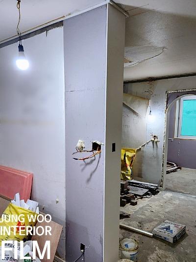 벽면과 병이 배치된 공간의 모습