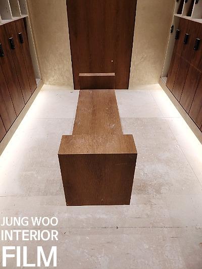 나무 재질의 벽면과 수납장이 설치된 복도