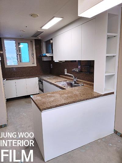 카운터 공간이 포함된 주방 수납장