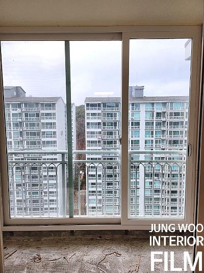 마지막 창문 프레임의 마감 작업을 진행하는 모습