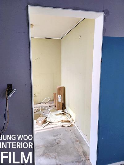노란색 벽면과 콘크리트 바닥의 공사 현장