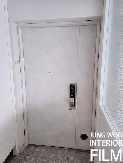 도어 프레임과 패널의 상하부 시공 과정