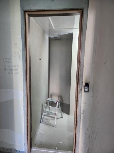 사다리가 놓인 복도 공간의 벽면 마감 상태