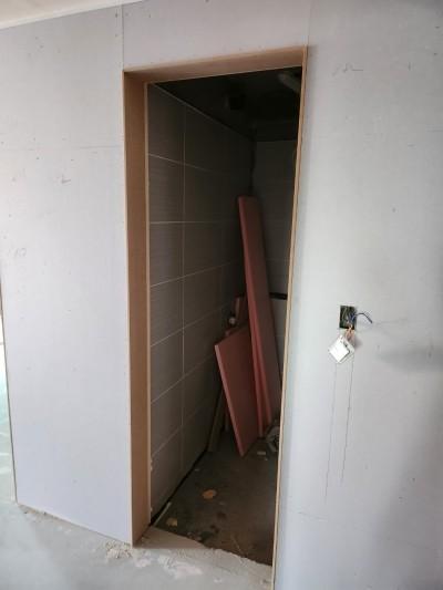 전기 소켓과 문틀이 만나는 벽면 지점