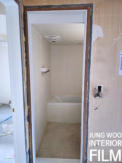 낡은 방화문과 문틀의 색을 지운 인테리어 필름 시공 | 마포구 공덕 래미안 3차 사진