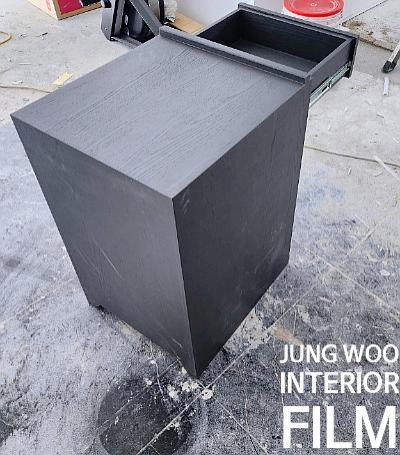 수납장 마감을 위한 도구 활용 장면