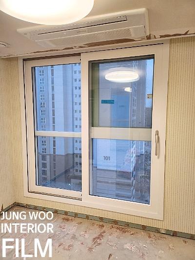 벽지와 창호 프레임이 만나는 지점