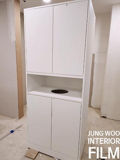 둥근 상판과 콘크리트 바닥의 수납 공간