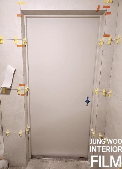 보조 보드를 부착해 정돈한 벽면과 도어
