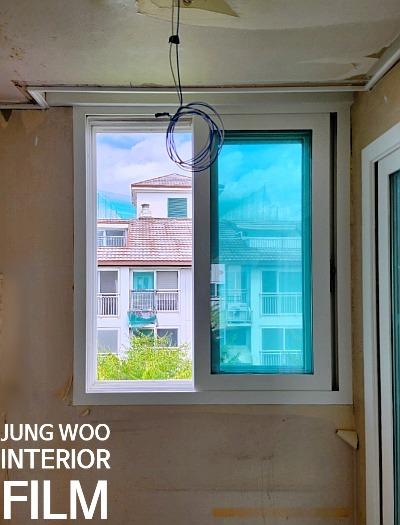 창호 외부 건물과 공사 중인 천장 모습