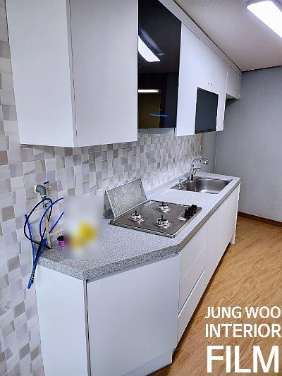 회색 상판과 타일 벽면의 접합부를 살피는 과정