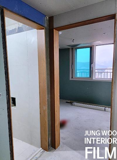 파란색 유리 패널 창호와 문틀 사이의 공간