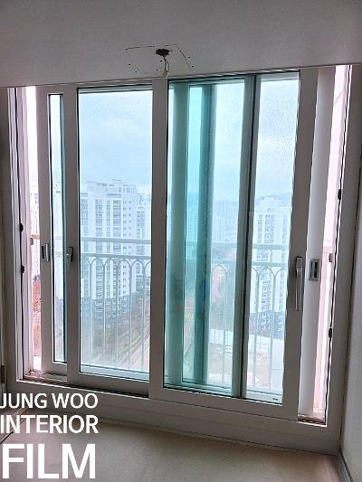 창틀 틈새 정밀 시공 과정