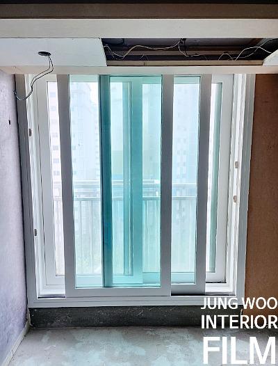 전선이 노출된 천장과 창호 프레임 주변