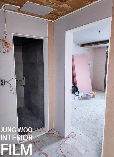 설비 일부가 보이는 내부 시공 장면