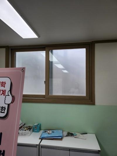 회색 수납장과 녹색 벽면이 있는 내부