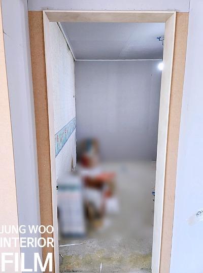 파란색 장식띠와 흙바닥 상태의 복도 구간