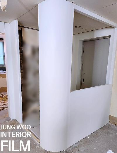 벽체 일부가 철거된 콘크리트 바닥의 내부 공간