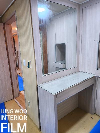 베이지색 카펫과 목재 패널이 적용된 화장대 구역