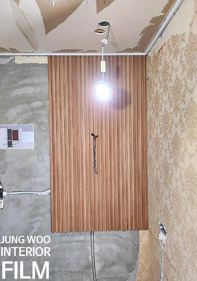 천장과 벽면이 벗겨진 상태의 실내