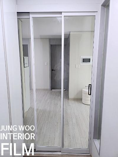 복도 구간의 슬라이딩 유리문과 벽면 마감 상태