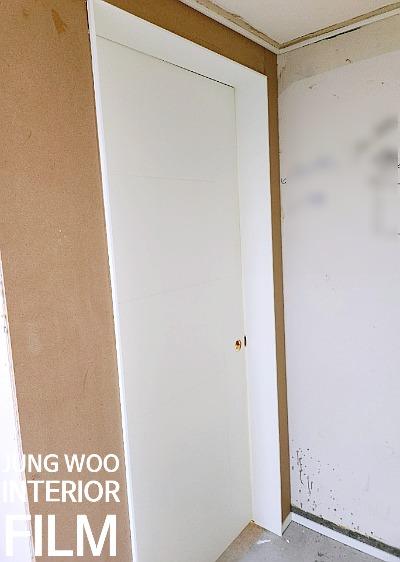 정밀한 밀착을 위해 살피는 도어 힌지 부분