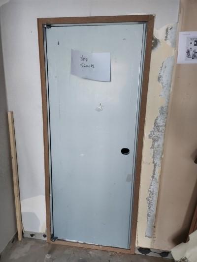벽면이 일부 벗겨진 공간의 도어 시공 과정