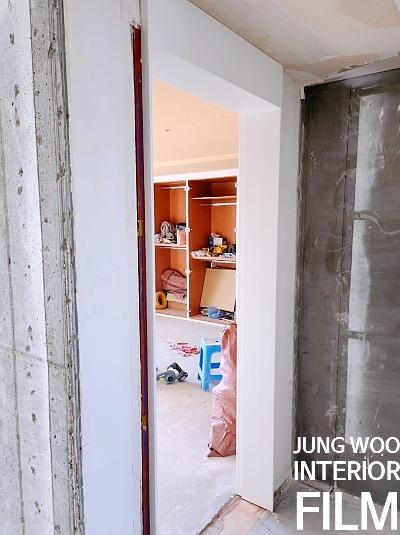 수납장과 옷걸이봉이 있는 공간의 시공 전 모습