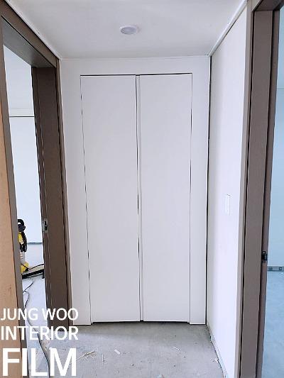 불투명 패널이 적용된 수납장