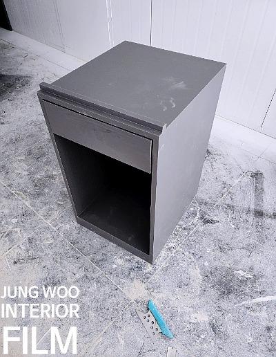 먼지가 내려앉은 회색 수납장