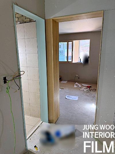 마감을 위해 사용 중인 수공구의 모습
