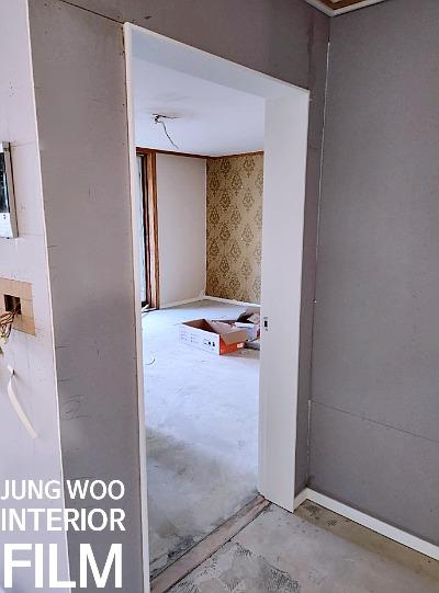 벽면 마감이 덜 된 콘크리트 바닥의 실내