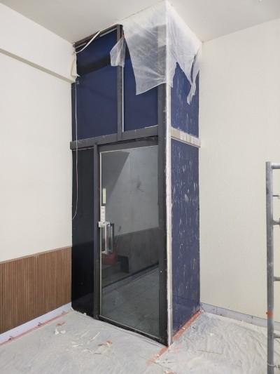 보호재가 설치된 흰색 벽과 갈색 목재 패널 구역