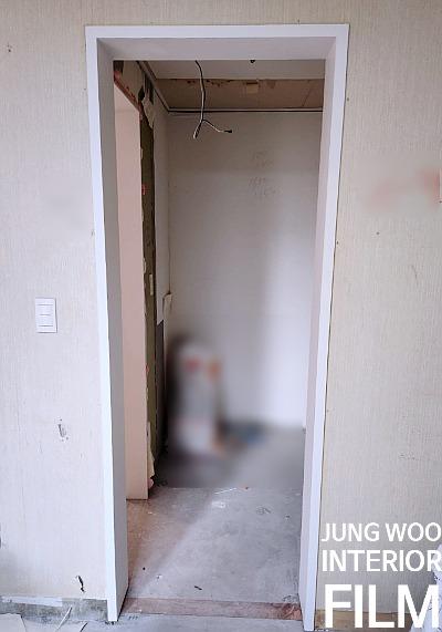 전선이 노출된 천장과 흰색 문틀