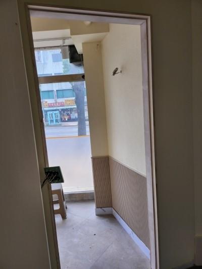 베이지색 탄성코트와 타일 바닥이 적용된 복도