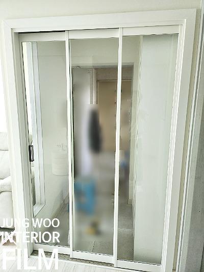 유리 패널과 프레임의 색상을 확인하는 과정
