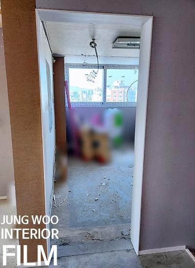 천장 전등 구조물과 창문이 보이는 복도 끝 지점