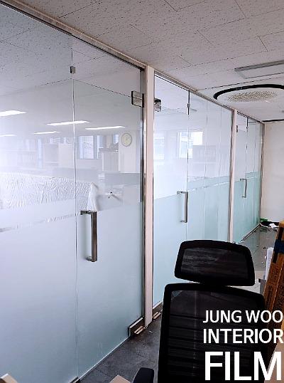 유리 패널과 사무용 의자가 보이는 사무실 내부