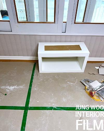 타일 바닥 위 수납장의 필름 시공 모습