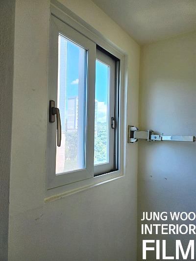 흰색 프레임의 창호 유리 패널과 손잡이 부분