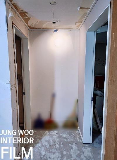 천장 마감재가 벗겨진 복도 공간의 모습