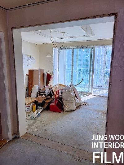 우드톤 바닥과 창문이 보이는 작업 현장