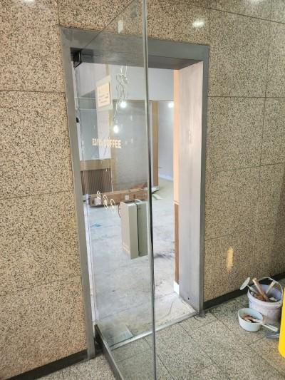 타일 마감 벽면과 유리문 출입구의 시공 상태