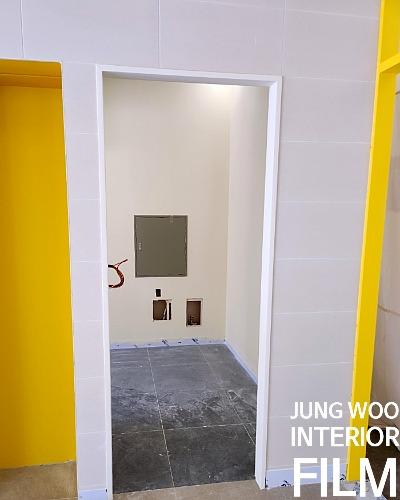문 프레임과 베이스보드가 만나는 접합부