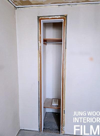 내부 선반과 옷걸이봉의 시공 전 상태